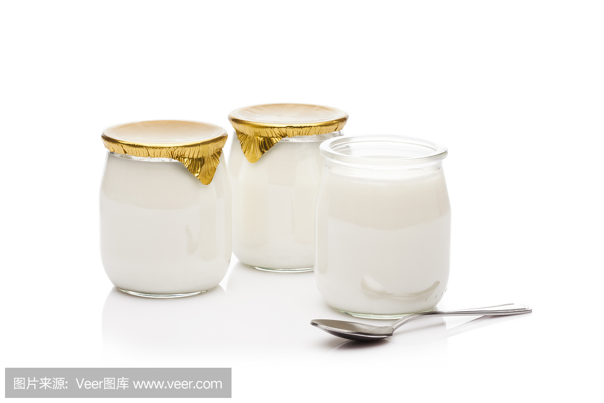 玻璃容器中的酸奶在白色背景下拍摄